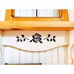 薔薇のシェルフＬ 木製 バラ アンティーク調 バラ ホワイト 国産カントリー家具 フレンチシック メルヘンチック 飾り棚 2枚目の画像