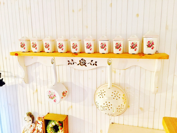 薔薇のシェルフＬ 木製 バラ アンティーク調 バラ ホワイト 国産カントリー家具 フレンチシック メルヘンチック 飾り棚 4枚目の画像