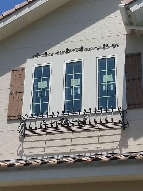 国産 薔薇の壁飾り 180cm 鉄製 窓飾りローズ ウォールデコ 壁掛け アンティーク調 バラ 外壁装飾