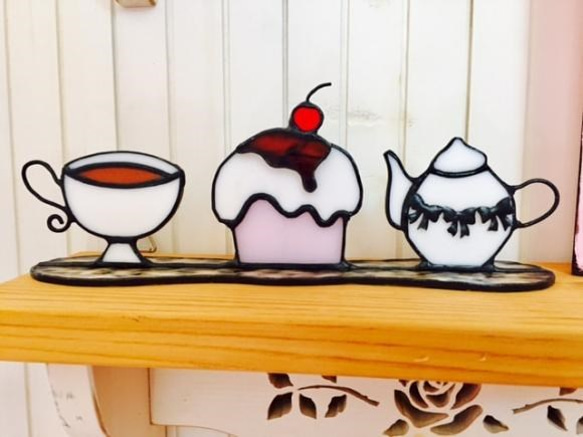 彩色玻璃茶會集茶壺茶杯蛋糕主題童話顯示 第3張的照片