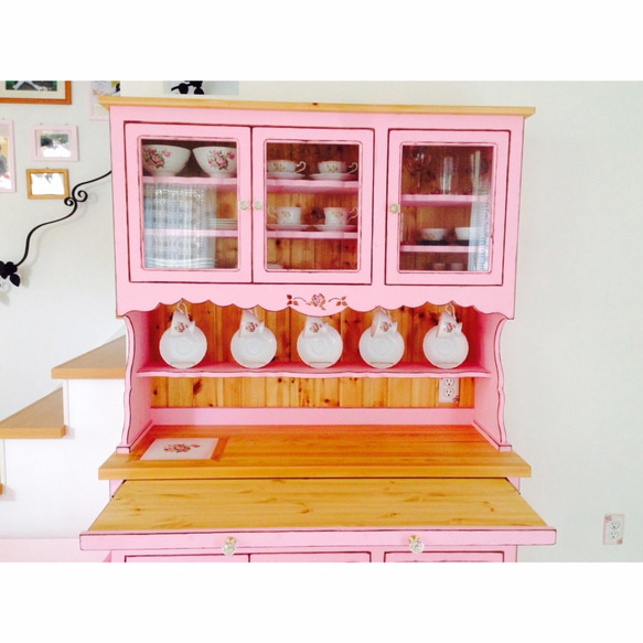 特注アンティークピンク 木製 薔薇のカップボード 国産 高品質 食器棚 水屋 アンティーク調 ローズ カントリー家具 2枚目の画像