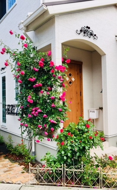 薔薇の妻飾り アイアン製 ブラック 可愛い飾り 外壁装飾 アンティーク調ローズモチーフ 窓飾り バラ壁飾り 国産 高品質