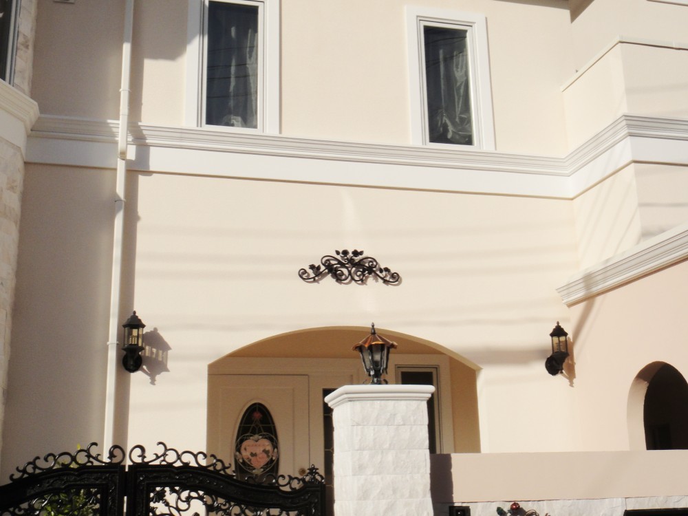 薔薇の妻飾り アイアン製 ブラック 可愛い飾り 外壁装飾 アンティーク調ローズモチーフ 窓飾り バラ壁飾り 国産 高品質