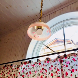 薔薇のシェード ガラス製 灯具付きランプ プティ ピンク吹き 照明 アンティーク調 ローズ ランプ 手元灯トイレライト 3枚目の画像