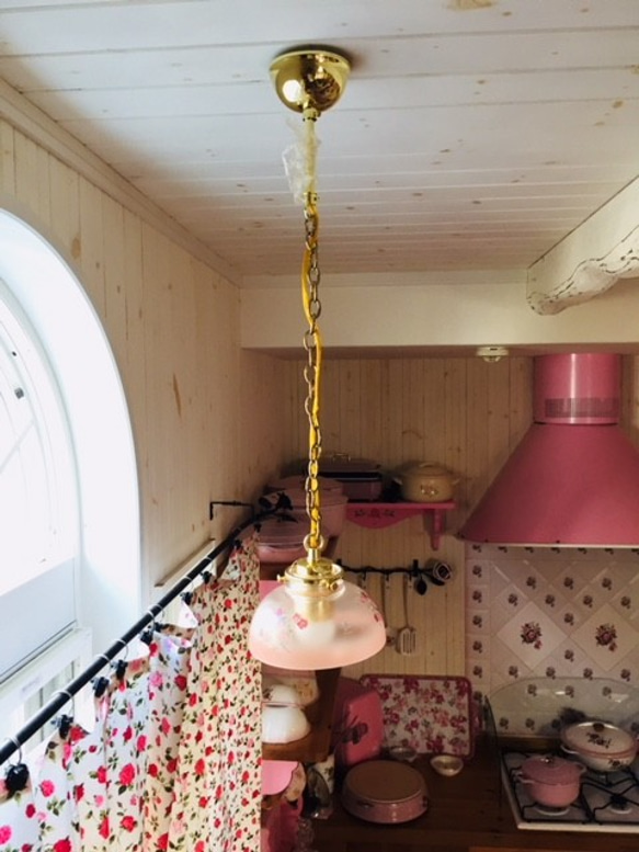 薔薇のシェード ガラス製 灯具付きランプ プティ ピンク吹き 照明 アンティーク調 ローズ ランプ 手元灯トイレライト 7枚目の画像