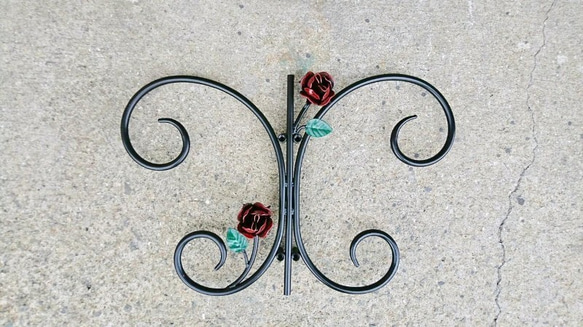 玫瑰和蝴蝶的妻子擺件鐵古董紅色可愛裝飾le裝飾玫瑰外牆裝飾裝飾古董古董牆裝飾玫瑰 第1張的照片