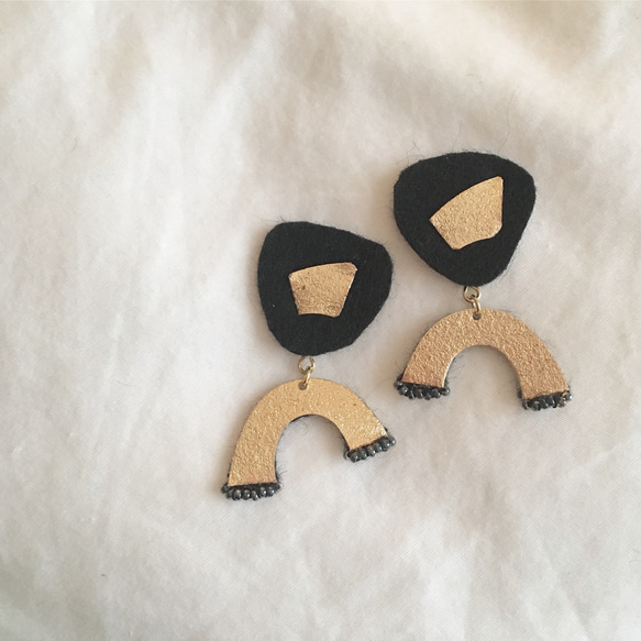 【SALE】Black×GOLD  ピアス 1枚目の画像