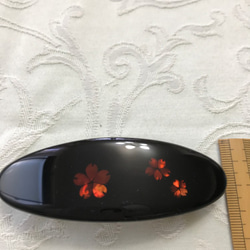 螺鈿（らでん）のバレッタ紅ダメ系　楕円  ～3枚の桜～ 1枚目の画像