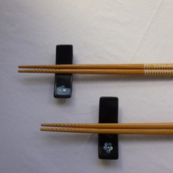 螺鈿（らでん）和柄箸置き台つき　梅　2個セット　 2枚目の画像