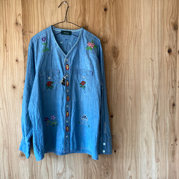 デニムシャツ リメイク remake リメイク ノーカラーデニム刺繍シャツ <qoh> シャツ a
