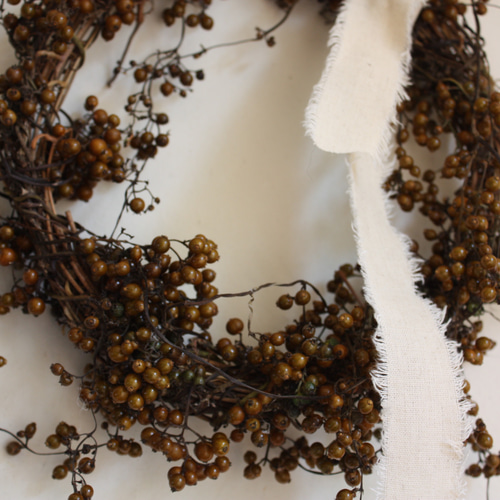 カズラのリース クルクルっと束ねた初雪カズラのベースで作った、ドライフラワー