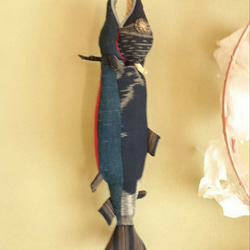 古布でつくった、新巻鮭の飾り物 2枚目の画像