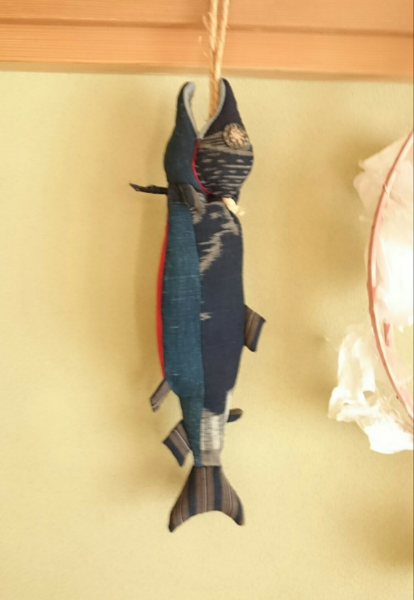 古布でつくった、新巻鮭の飾り物 2枚目の画像