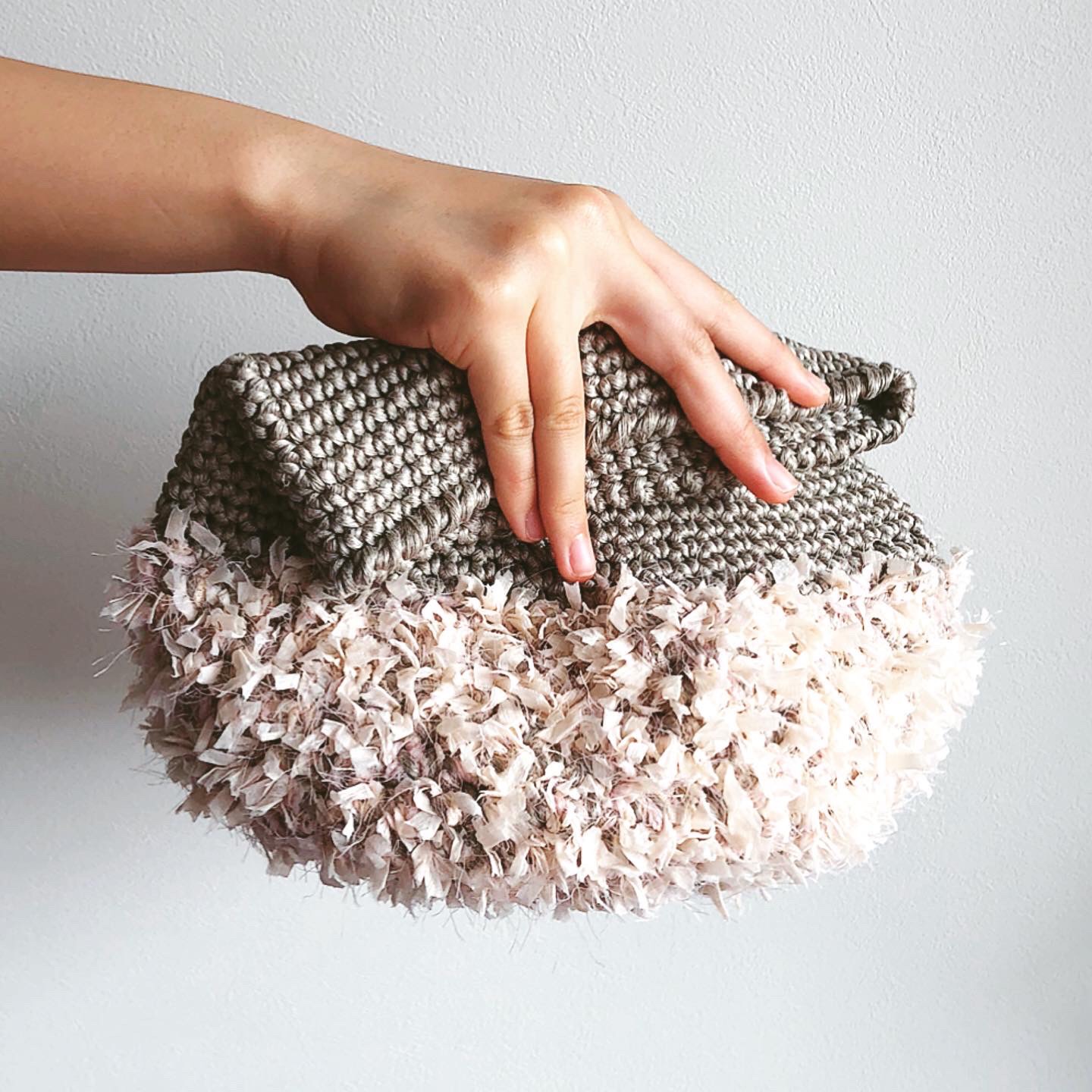 リネンかぎ針編みバッグ　淡いピンクベージュフリンジ　＊受注制作＊