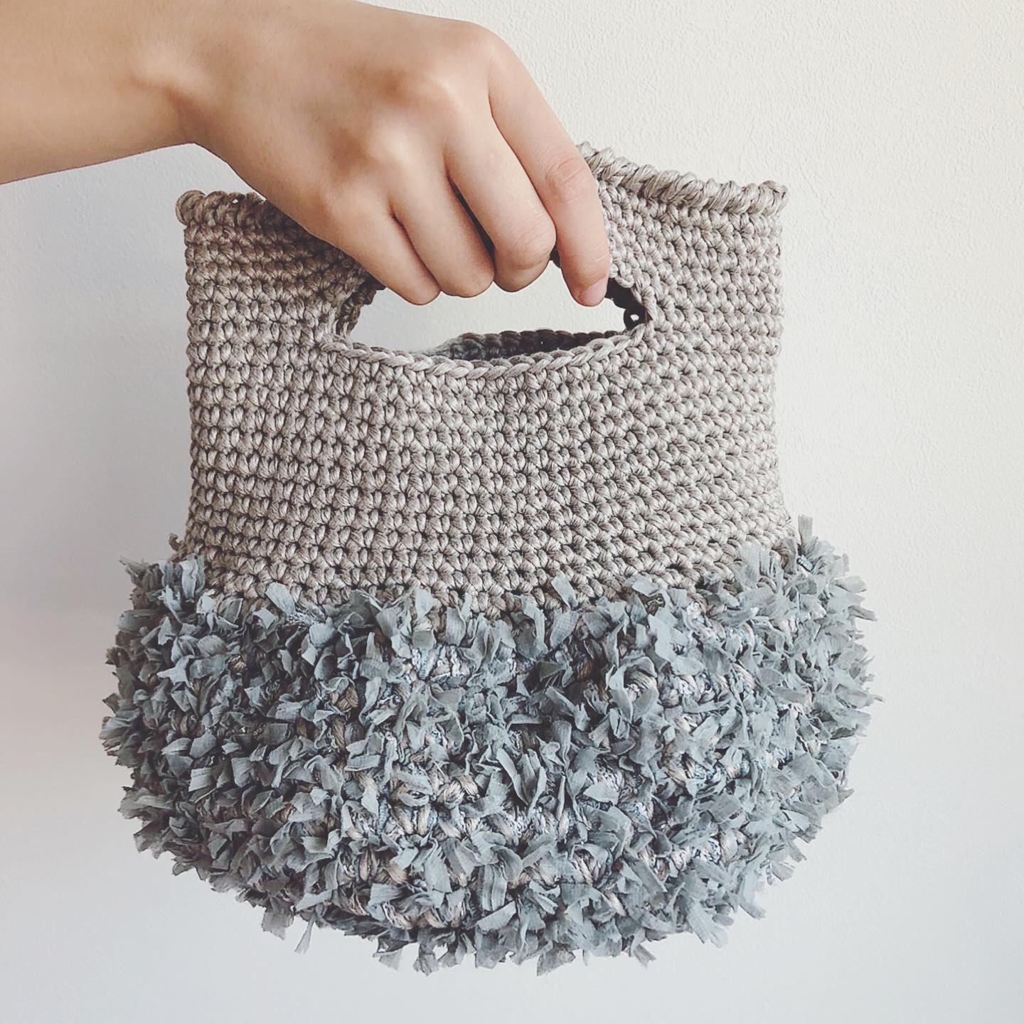 リネンかぎ針編みカゴバッグ　淡いグレーのフリンジ