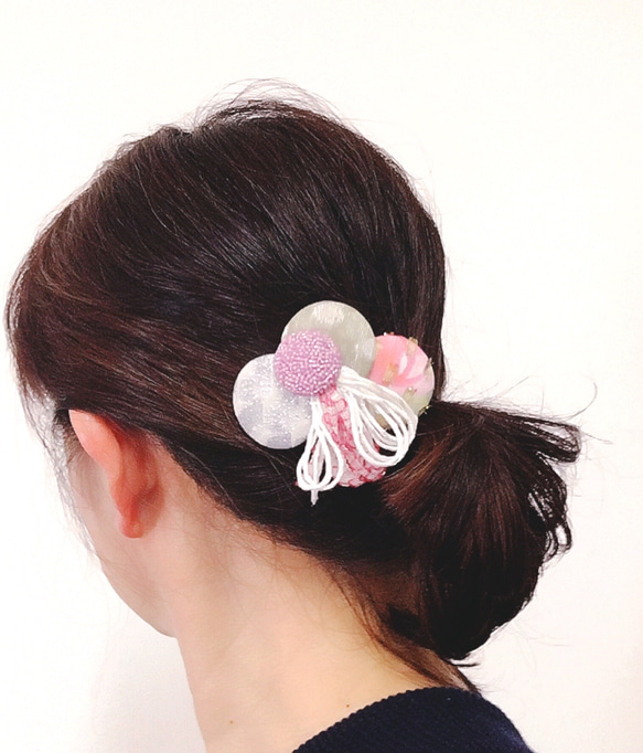くるみボタンとピンクのビーズ刺繍の髪飾り 3枚目の画像