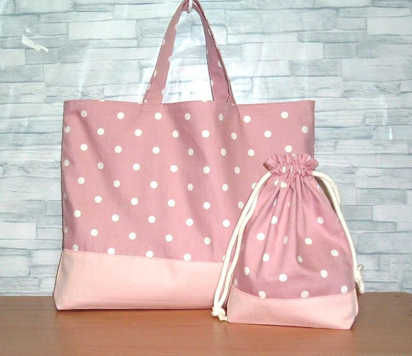 【入園入学準備】　２層切り替えのレッスンバッグと給食袋セット　マチ付き　ピンクに白のドット 1枚目の画像