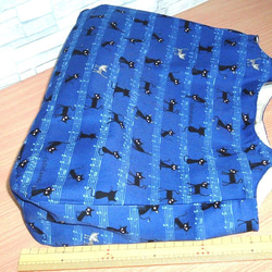 トートバッグ（Ｍサイズ）黒猫　青　肩がけ　マグネットボタン付き　 4枚目の画像
