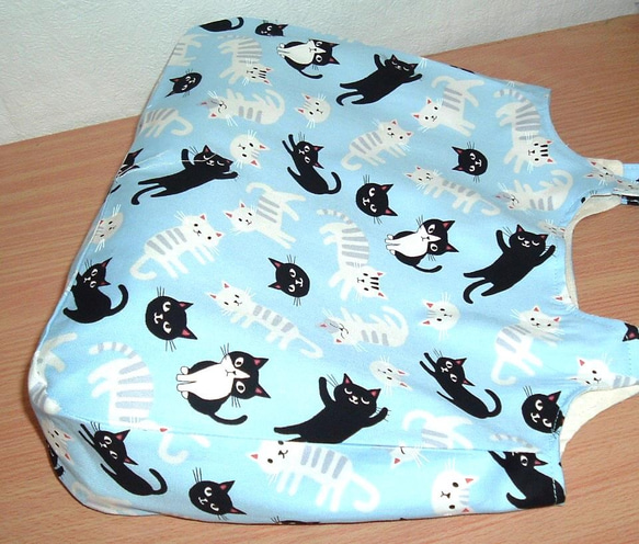 黒猫としま猫ちゃんのエコトートバッグ（Ｍサイズ）　ブルー 4枚目の画像