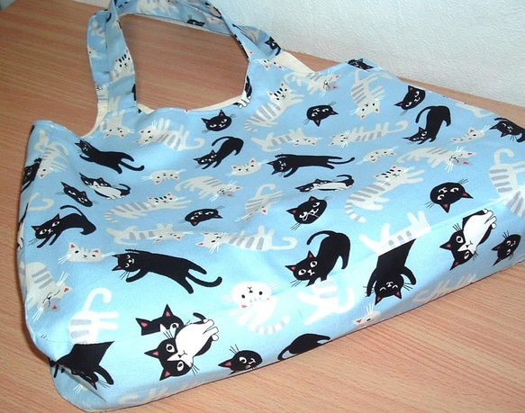 黒猫としま猫ちゃんのエコトートバッグ（Ｍサイズ）　ブルー 6枚目の画像