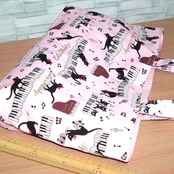 【セール品】1300円➡800円　レッスンバッグと給食袋セット　ピアノの上の猫ちゃん　ピンク 4枚目の画像