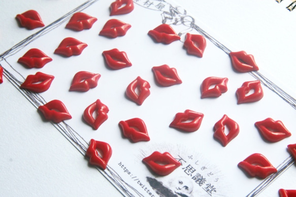シュールでかわいい唇のカボション(赤) 30個 *リップ*カボション*レジンパーツ*ハンドメイド素材 RP1 1枚目の画像