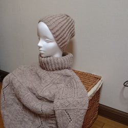 ベージュのニットセーターとお揃いのネックウォーマー付きとお揃いの模様のニット帽‼️ 1枚目の画像