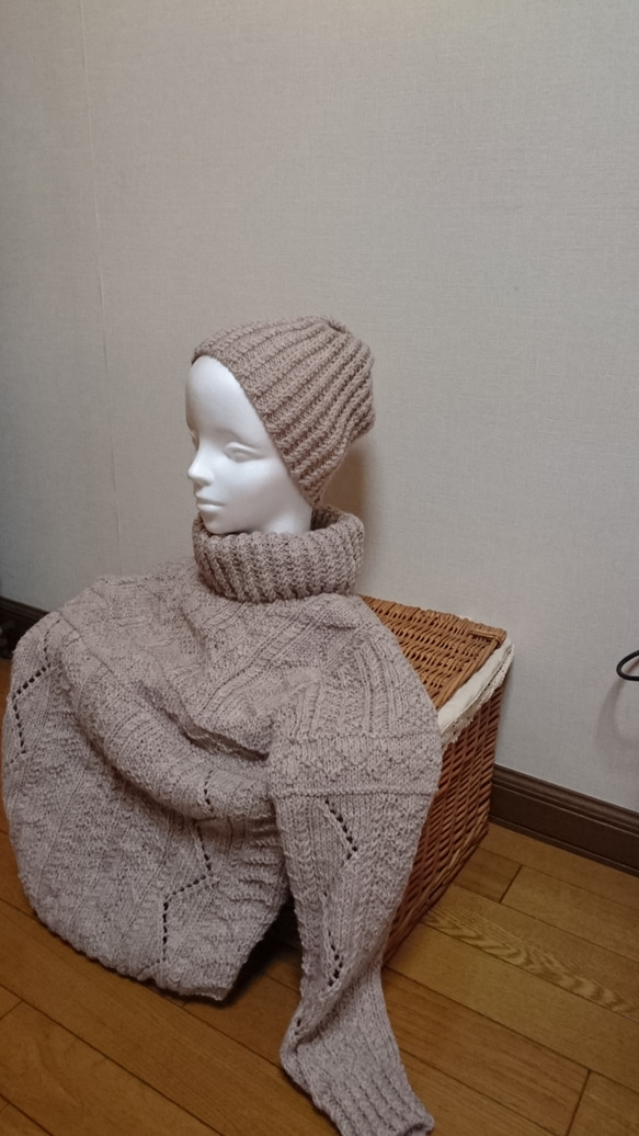 ベージュのニットセーターとお揃いのネックウォーマー付きとお揃いの模様のニット帽‼️ 1枚目の画像