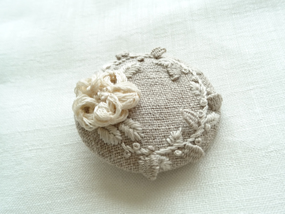 予約〈受注製作〉 刺繍ブローチ flower wreath 3枚目の画像