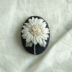 《受注制作》 刺繍ブローチ white sun flower(ひまわり) 1枚目の画像