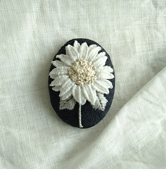 《受注制作》 刺繍ブローチ white sun flower(ひまわり) 1枚目の画像