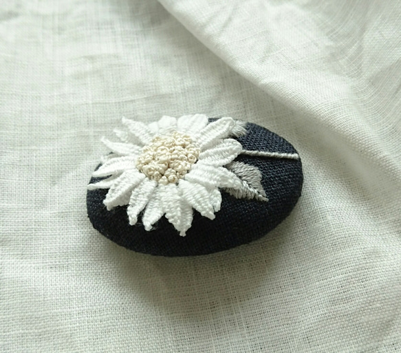 《受注制作》 刺繍ブローチ white sun flower(ひまわり) 2枚目の画像
