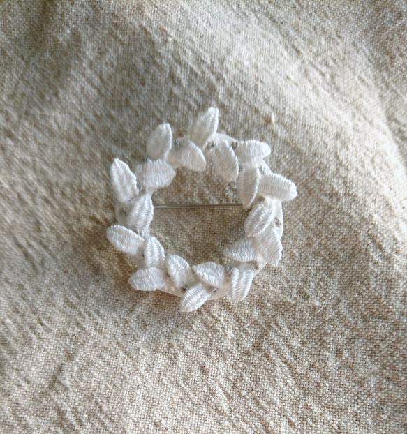 《受注制作》刺繍ブローチ white wreath 1枚目の画像