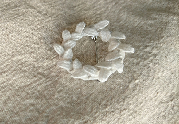 《受注制作》刺繍ブローチ white wreath 3枚目の画像