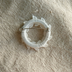 《受注制作》刺繍ブローチ white wreath 4枚目の画像