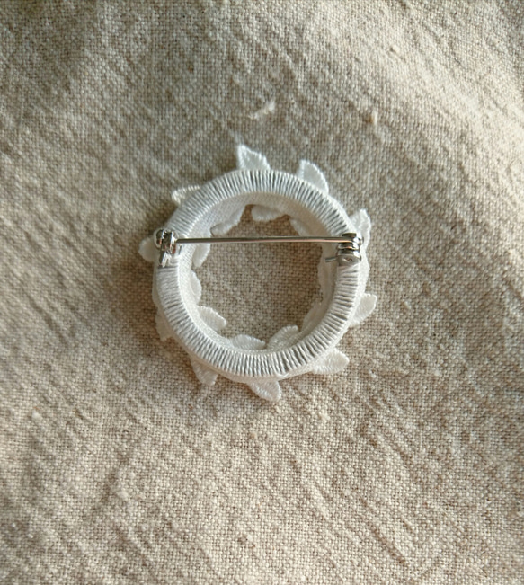《受注制作》刺繍ブローチ white wreath 4枚目の画像