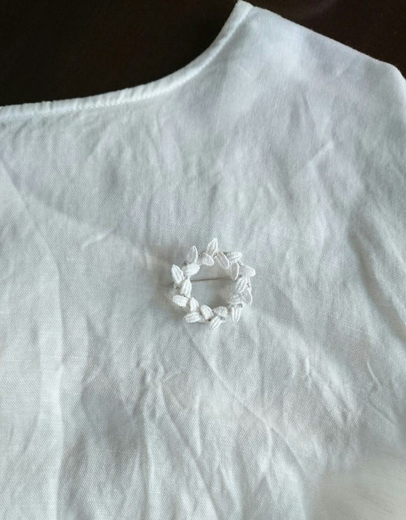 《受注制作》刺繍ブローチ white wreath 5枚目の画像