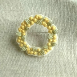 〈受注製作〉刺繍ブローチ mimosa wreath ①(ミモザ　リース) 1枚目の画像