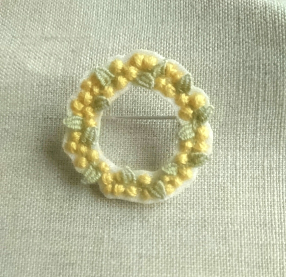 〈受注製作〉刺繍ブローチ mimosa wreath ①(ミモザ　リース) 1枚目の画像