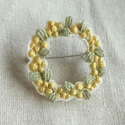 〈受注製作〉刺繍ブローチ mimosa wreath ①(ミモザ　リース) 2枚目の画像