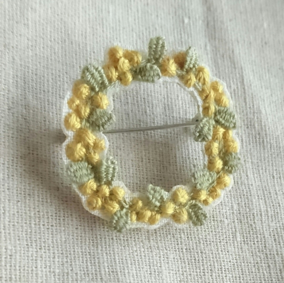 〈受注製作〉刺繍ブローチ mimosa wreath ①(ミモザ　リース) 2枚目の画像