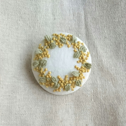 〈受注製作〉刺繍ブローチ mimosa wreath ②(ミモザ　リース) 1枚目の画像