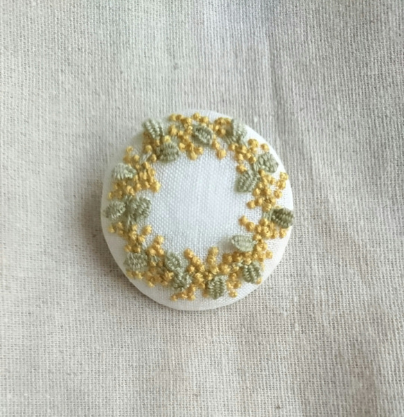 〈受注製作〉刺繍ブローチ mimosa wreath ②(ミモザ　リース) 1枚目の画像