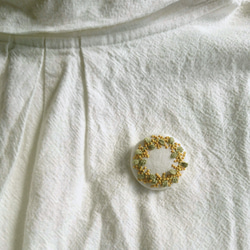 〈受注製作〉刺繍ブローチ mimosa wreath ②(ミモザ　リース) 3枚目の画像