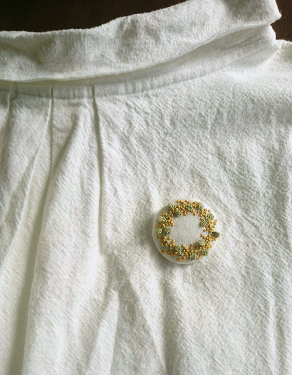〈受注製作〉刺繍ブローチ mimosa wreath ②(ミモザ　リース) 3枚目の画像