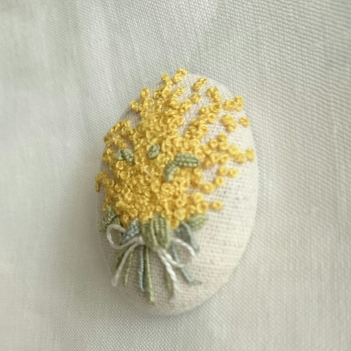 ラッピング無料《受注製作》刺繍ブローチ mimosa bouquet (ミモザ
