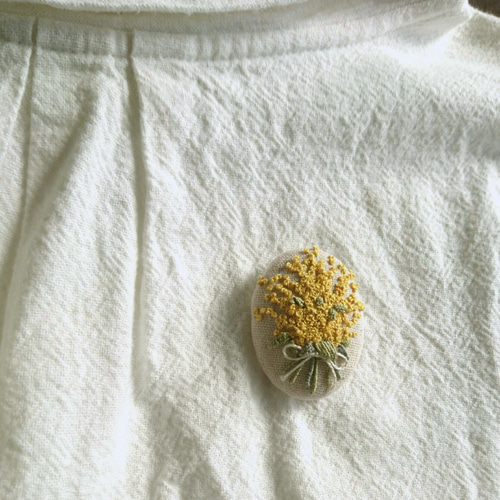 ラッピング無料《受注製作》刺繍ブローチ mimosa bouquet (ミモザ