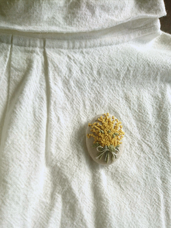 《受注製作》刺繍ブローチ mimosa bouquet (ミモザ　ブーケ) 4枚目の画像