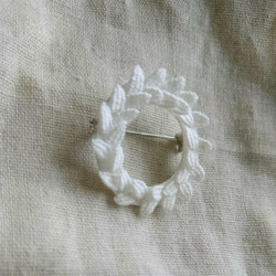 『数量限定ハンドメイド2019』刺繍ブローチ white wreath② 2枚目の画像