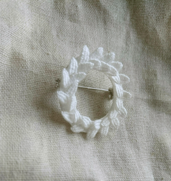 『数量限定ハンドメイド2019』刺繍ブローチ white wreath② 2枚目の画像